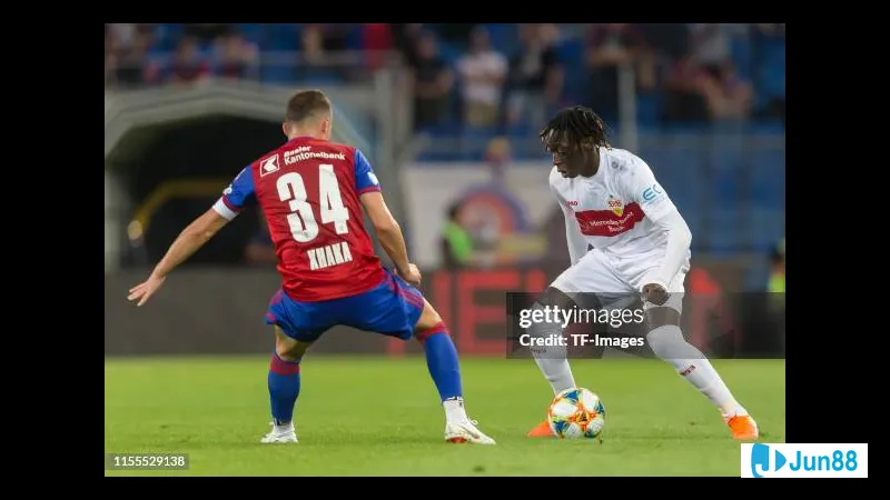 Cầu thủ của Basel đang dùng kỹ thuật để vượt qua cầu thủ Stuttgart trên sân cỏ Cầu thủ của Basel đang dùng kỹ thuật để vượt qua cầu thủ Stuttgart trên sân cỏ