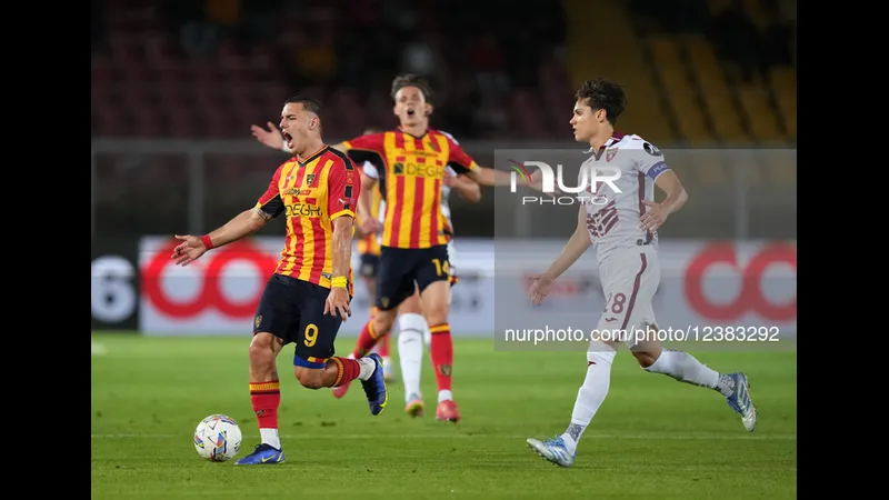 Hậu vệ của Torino ngăn chặn cầu thủ của Lecce trong trận đấu giữa hai đội Hậu vệ của Torino ngăn chặn cầu thủ của Lecce trong trận đấu giữa hai đội