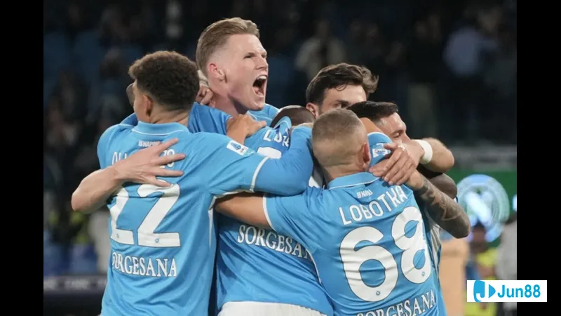 Cầu thủ Napoli đi bóng qua các cầu thủ Como trong trận đấu sôi động. Cầu thủ Napoli đi bóng qua các cầu thủ Como trong trận đấu sôi động.