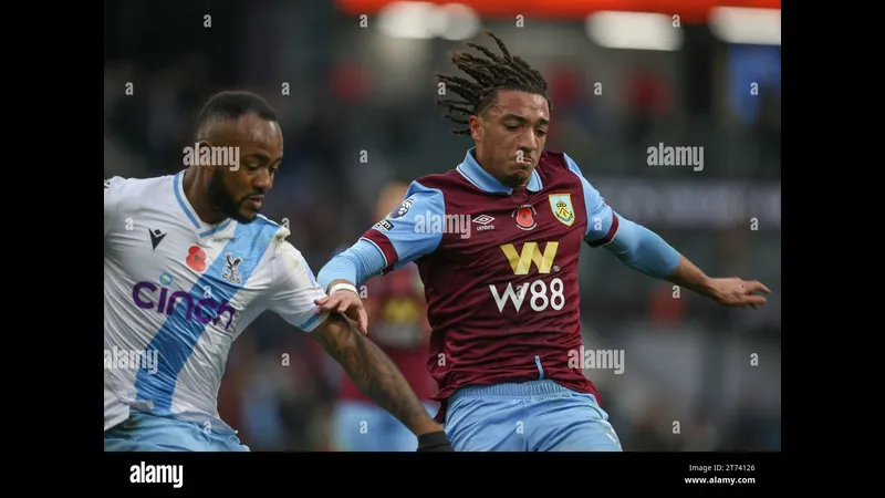 Cầu thủ Burnley vượt qua cầu thủ Crystal Palace trong trận đấu quyết liệt. Cầu thủ Burnley vượt qua cầu thủ Crystal Palace trong trận đấu quyết liệt.