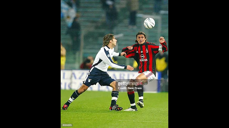 Cầu thủ Lazio tung cú sút mạnh vào khung thành của AC Milan Cầu thủ Lazio tung cú sút mạnh vào khung thành của AC Milan