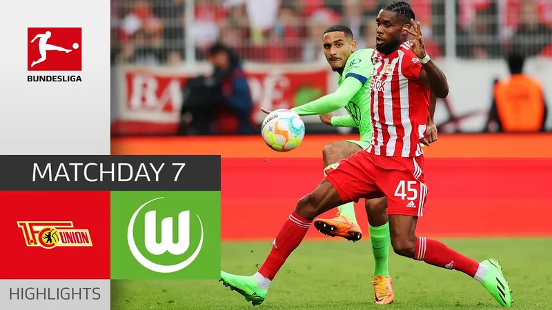 Cầu thủ của Wolfsburg đang tạo khoảng trống để nhận bóng từ đồng đội trước sự truy cản của cầu thủ Union Berlin Cầu thủ của Wolfsburg đang tạo khoảng trống để nhận bóng từ đồng đội trước sự truy cản của…