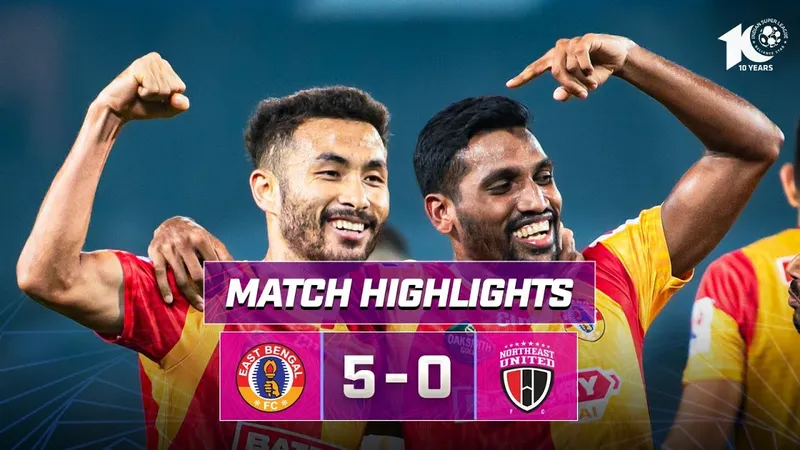 Cầu thủ East Bengal Club và NorthEast United tranh chấp quả bóng Cầu thủ East Bengal Club và NorthEast United tranh chấp quả bóng