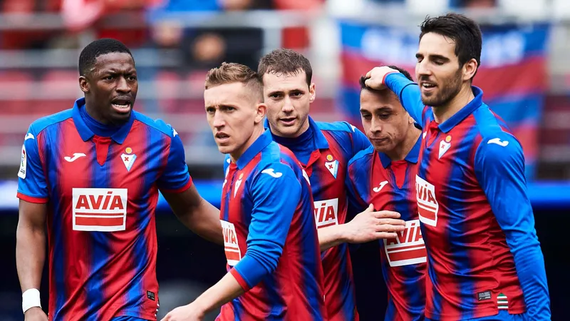 Cầu thủ Eibar và Las Palmas tranh chấp bóng trên sân Cầu thủ Eibar và Las Palmas tranh chấp bóng trên sân